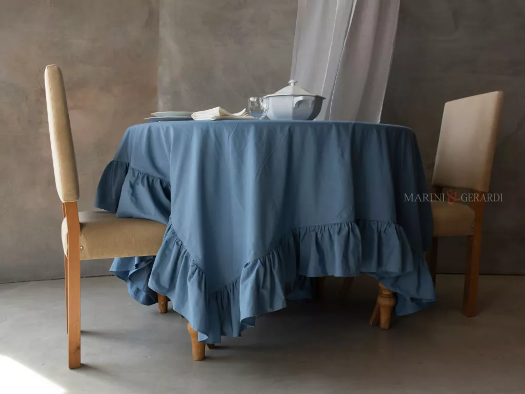 Tovaglia Cotone Colorata Con Balza Blu Pervinca Tovaglia Cotone Colorata Con Balza Blu Pervinca