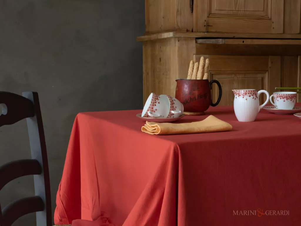 Tovagliato elegante con balza cotone rosso corallo Tovagliato elegante con balza cotone rosso corallo