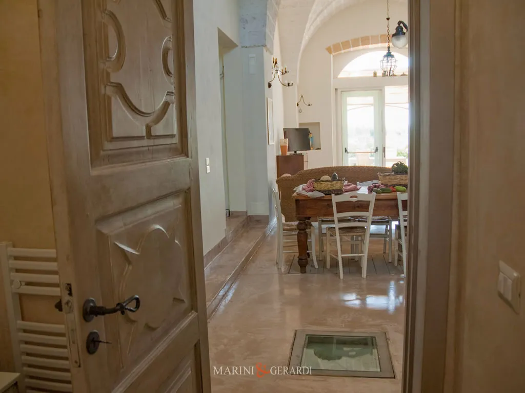 Arredo soggiorno agriturismo porta antica tavolo soggiorno Arredo soggiorno agriturismo porta antica tavolo soggiorno