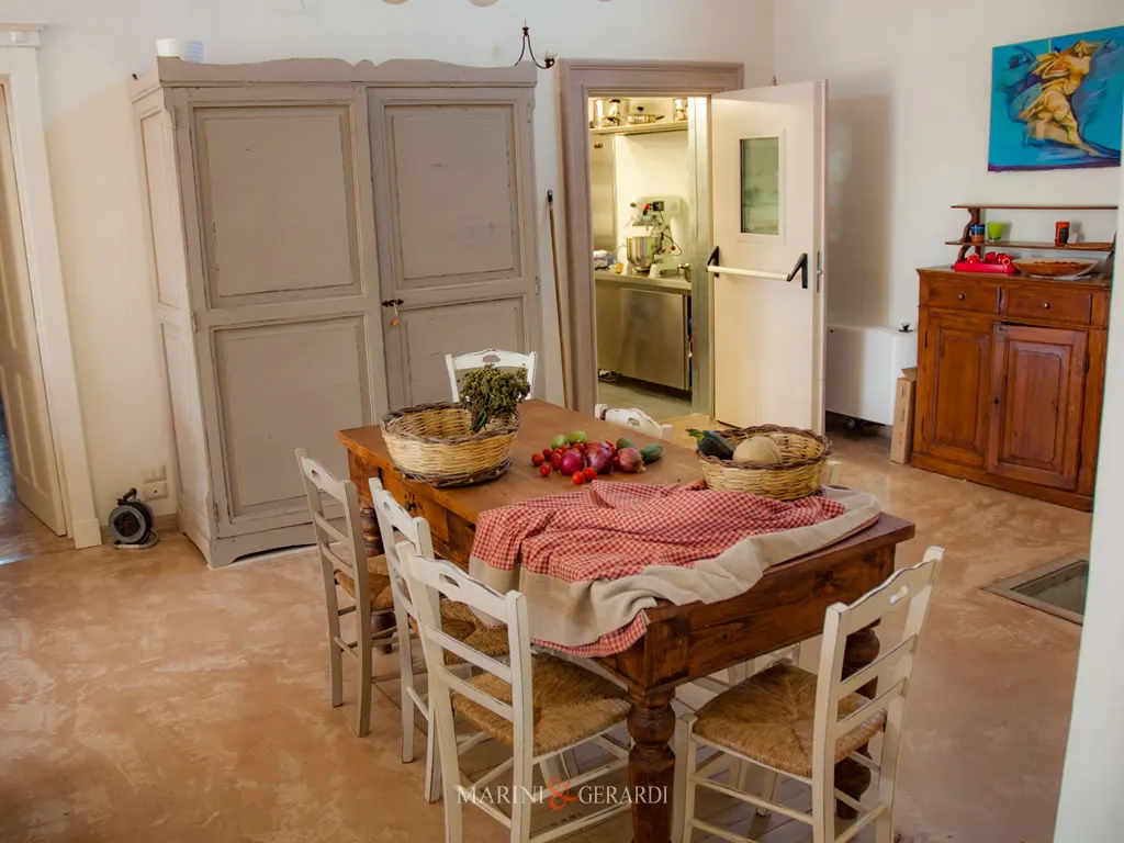 Arredo soggiorno agriturismo tavolo armadio dispensa credenza Arredo soggiorno agriturismo tavolo armadio dispensa credenza