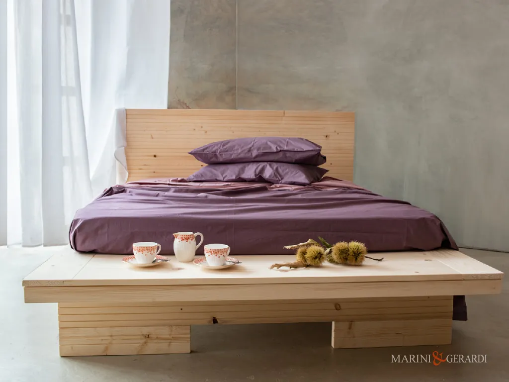 Letto matrimoniale in legno con set lenzuola in cotone Letto matrimoniale in legno con set lenzuola in cotone